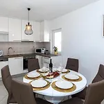 Appartamento Amazing In With Wifi Komarna