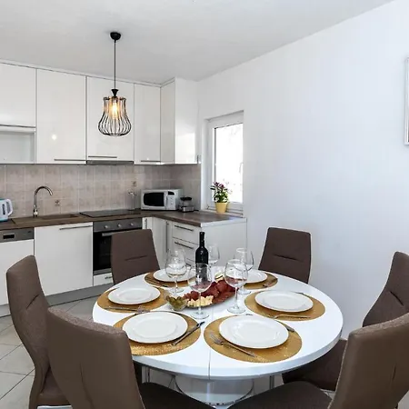 Apartamento Beautiful In With Kitchen Komarna