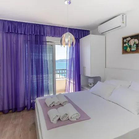Apartamento Beautiful In With Kitchen Komarna