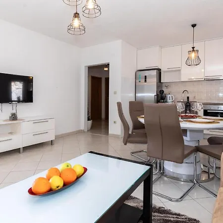 Gorgeous Apartment In Komarna With Wifi كومارنا
