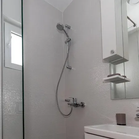Gorgeous Apartment In Komarna With Wifi شقة