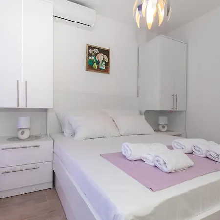 Apartamento Beautiful In With Kitchen Komarna