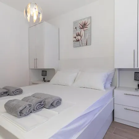 Gorgeous Apartment In Komarna With Wifi *