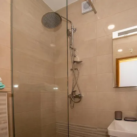 Gorgeous Apartment In Komarna With Wifi * كومارنا